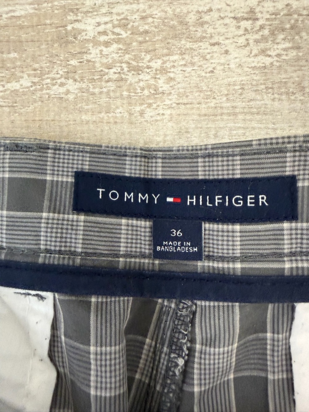 Tommy Hilfiger Men’s Gray Plaid Flat Front Shorts - Picture 3 of 4